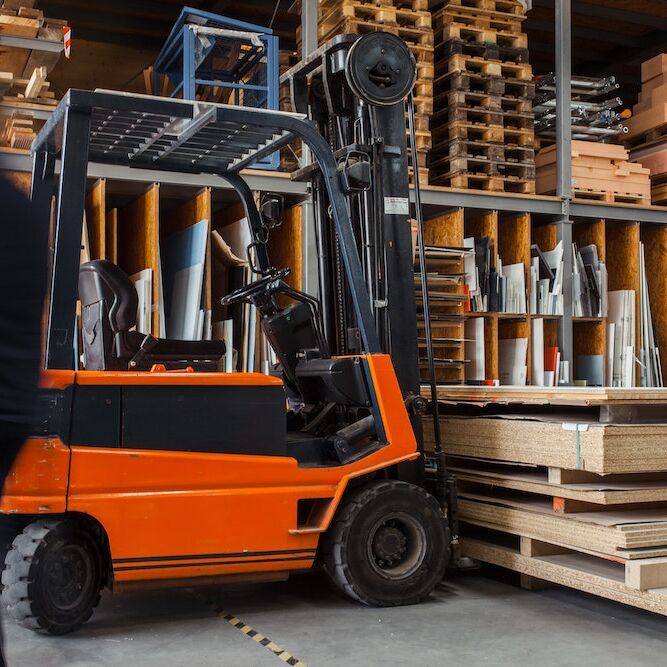Carrello elevatore all'interno di un magazzino