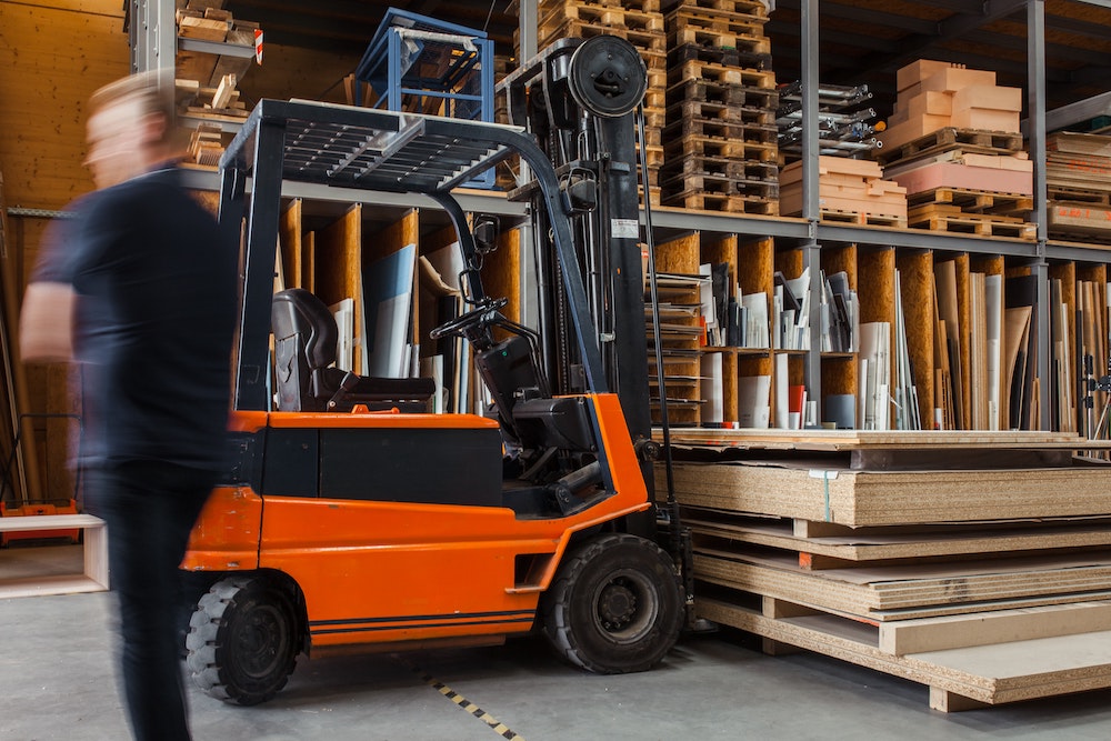 Carrello elevatore all'interno di un magazzino